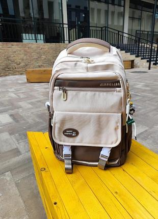 Красивый и вместительный рюкзак с большим количеством отделений для ежедневного использования.