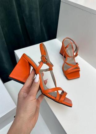 Оранжевые оранжевые кожаные босоножки с тонкими ремешками на удобном каблуке