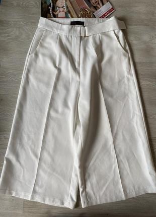 Стильные белые брюки кюлоты