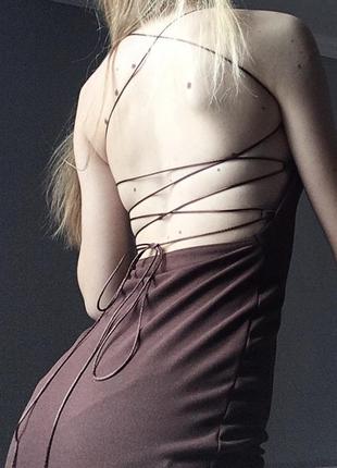 Сукня з відкритою спиною