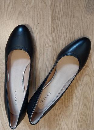 Туфли-лодочки черного цвета на невысоком каблуке