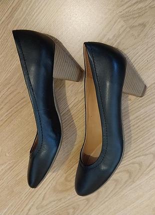 Туфли-лодочки черного цвета на невысоком каблуке