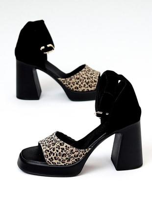 Натуральні замшеві леопардові босоніжки на підборах