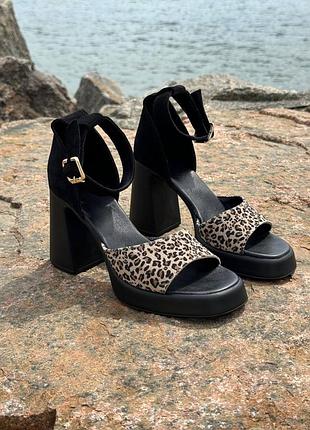 Натуральні замшеві леопардові босоніжки на підборах