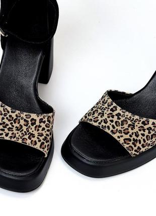 Натуральні замшеві леопардові босоніжки на підборах