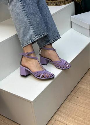 Лавандові бузкові фіолетові босоніжки на зручному каблуку колір на вибір