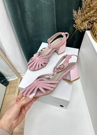 Розовые пудровые замшевые босоножки на удобном каблуке