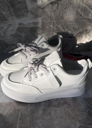 Кроссовки женские белые однотонные из экокожи заменителя искусственной кожи кожзама на толстой подошве платформе