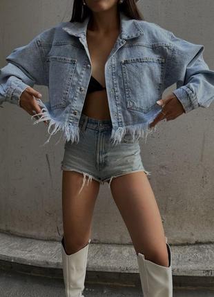 Куртка джинсова коротка рвана блакитна