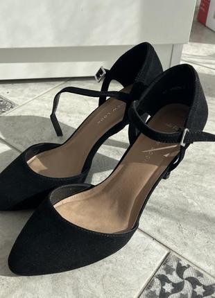 Босоніжки/туфлі на підборах чорного кольору