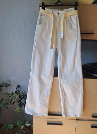 Белые широкие прямые джинсы
