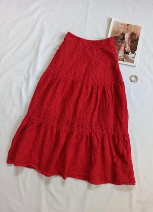 Красная ярусная юбка миди