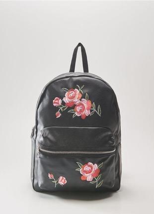 Черный кожаный рюкзак с вышитыми цветами