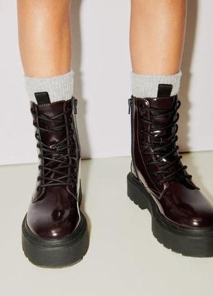 Лакові чоботи на шнурівці рубінового кольору zara 36 розмір (22,9 см)