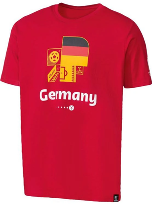 Червона чоловіча футболка з емблемою fifa 2022