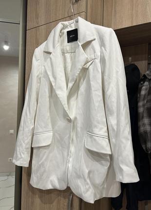 Белый пиджак от украинского бренда