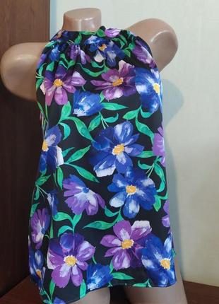 Блуза с цветами из шелковистой ткани