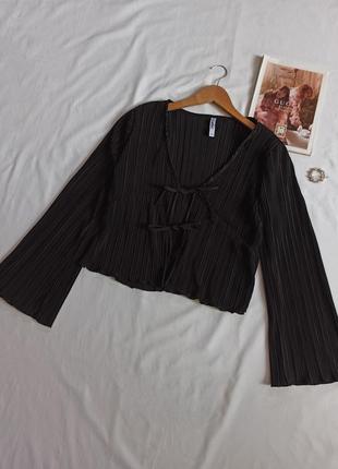 Плиссированная блуза/топ с рукавами клеш и завязками