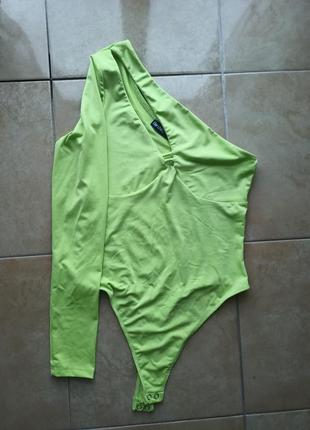 Боди неоновое на одно плечо с пикантным разрезом