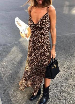 Платье миди леопардовое на бретельках с анималистичным леопардовым принтом