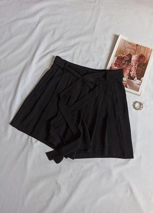 Черные классические шорты с завязками на поясе/в складку/плисированные