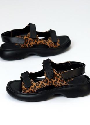 Натуральні шкіряні чорні босоніжки з леопардовим принтом