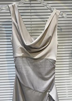 Сукня із шлейфом і прозорими вставками