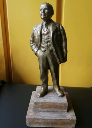 Скульптура ленина.