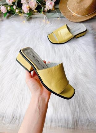 Желтые кожаные сандалии шлепки