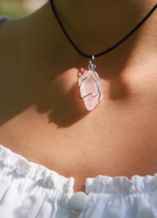 Кулон натуральный камень розовый кварц в оплетке из нержавеющей стали