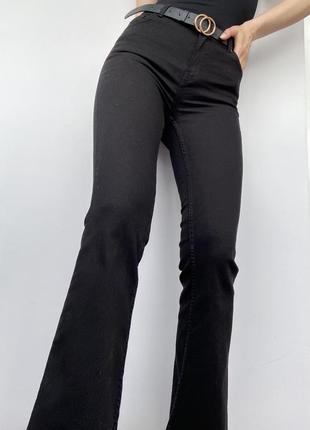 Крутые черные джинсы от бренда bershka размер 26