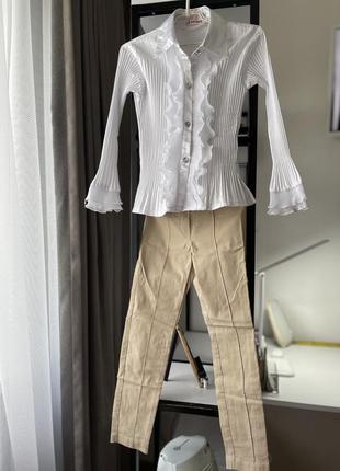 Костюм для девочки 5-7 лет стрейчевые катоновые бежевые брюки и белая блузка рубашка