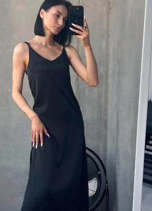 Базова чорна сукня на брительках