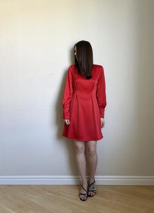 Красное плотное сатиновое платье gina_tricot, крой подчеркивает талию, красиво выполненные манжеты