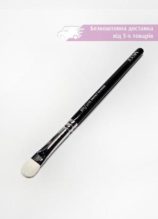 Плоская кисть для нанесения и растушевки теней zoeva 234 luxe smoky shader brush зоева кисточка