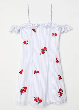 Платье с открытыми плечами на плечи футляр с оборками рюшами с вышивкой в цветы розы полоска