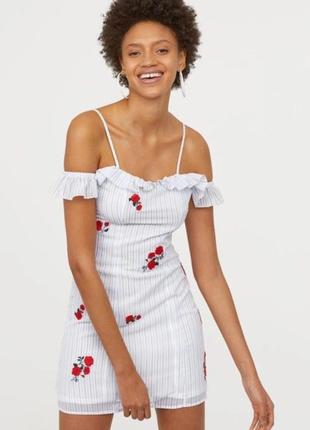 Платье с открытыми плечами на плечи футляр с оборками рюшами с вышивкой в цветы розы полоска