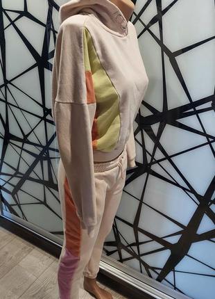 Прогулочный, спортивный костюм на флисе от nutmeg цвета пудры  с цветными вставками 12-14 лет
