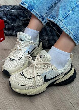 Крутейшие женские кроссовки nike v2k runtekk Air black бежевые