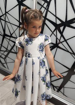 Нарядное белое платье куколка с синими цветами 5-7 лет