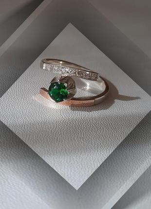 🫧 17.5 размер кольцо серебро с золотом изумруд зелёный