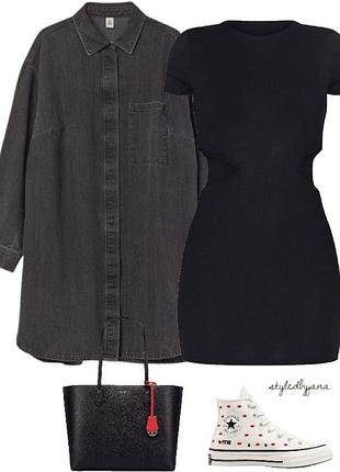 Сукня з вирізом