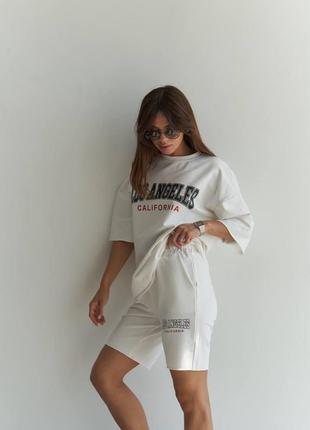 Женский костюм шорты с футболкой свободные молочного цвета 48/505 фото