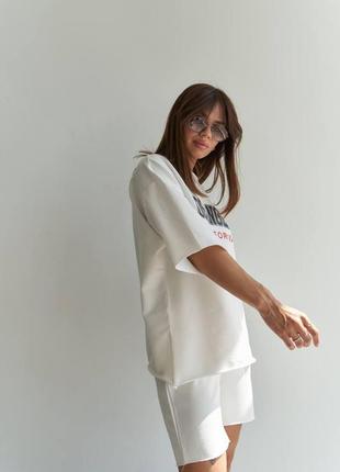 Женский костюм шорты с футболкой свободные молочного цвета 48/509 фото