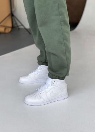 Жіночі кросівки nike air jordan 1 retro white найк джордан білого кольору