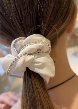 Резинка для волос с логотипом белого цвета