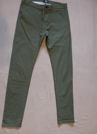 Классные нефоральные брюки-чиносы оливкового цвета we fashion голландия  31/34 р.
