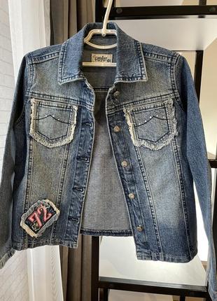 Джинсовый пиджак джинсовая куртка с потертостями gloria jeans для девочки 7-9 лет