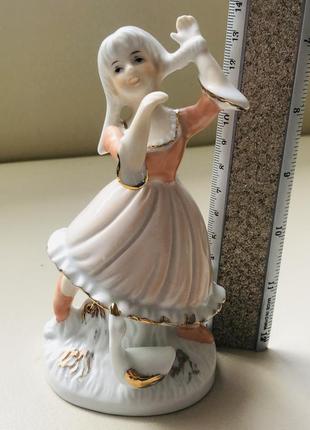 Фарфоровая статуэтка девушка с гусем