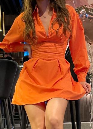 Платье ярко оранжевого цвета